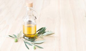 Cómo suavizar las cutículas con aceite de oliva - Trucos de belleza caseros