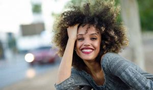 Eliminar la grasa del cabello con té y limón - Trucos de belleza caseros