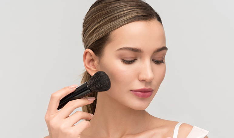 Cómo evitar los brillos en la piel usando maquillaje - Trucos de belleza caseros
