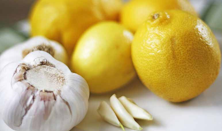 Eliminar las espinillas con ajo y limón - Trucos de belleza caseros