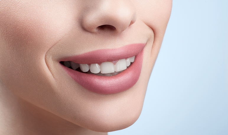 Eliminar las manchas en los dientes con apio - Trucos de belleza caseros