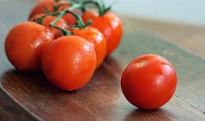 Pelo graso: elimina el exceso de sebo con tomate - Trucos de belleza caseros
