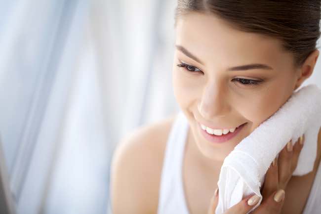5 beneficios de la rutina de doble limpieza facial - Trucos de belleza caseros